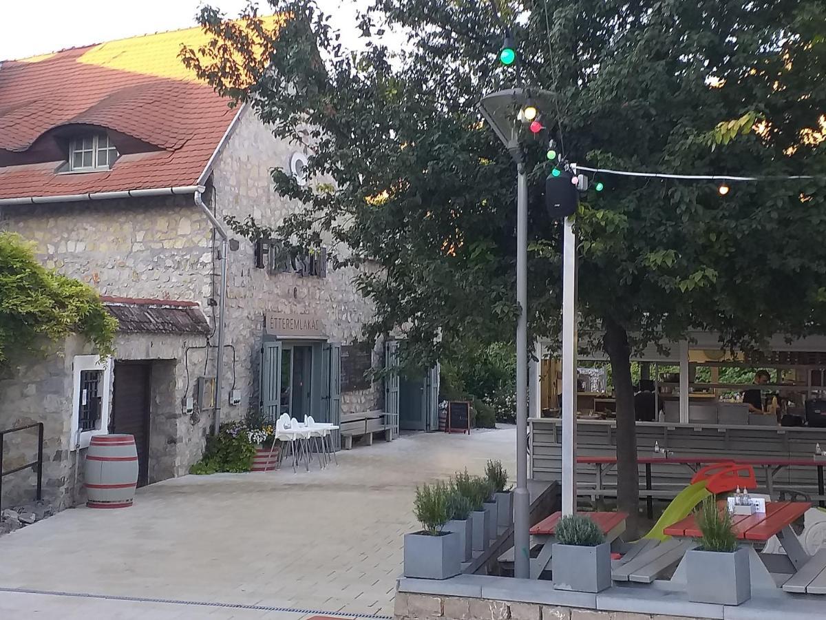 Galeria Villa Veszprem Luaran gambar